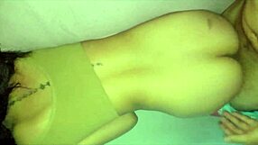 oye mira como grabo a esta culona latina musculosa sin que se de cuenta despues de la fiesta