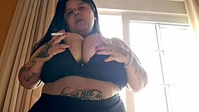 ei olha essa bbw brasileira fumando com peitões de fora na janela do motel mary jhuana