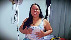 deisyyeraldine sneaks to neighbor's stairs in medellín for dildo squirt show