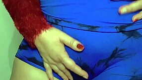 Stepmom Soraya's Huge Juicy Ass Shakes Before Bed Time!