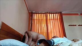 hombre maduro folla chica joven sin condon y la llena de semen