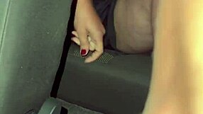 olha essa esposa exibicionista no jogo pegando desconhecido na frente do corno até o mirante