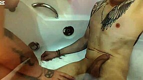 Meu Marido Cornudo Me Dá Garoto de Programa de Natal Para Foder - E Ele Come a Porra Toda!