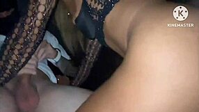 Esposa esfrega sem camisinha no novinho e dá gostoso pra ele na cabine do hotel carícia