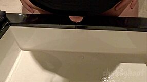 Chubbykaot flashes her curves pees and cums hard on gym sink 😜💦