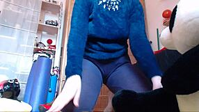 nicoletta squirts pee on huge dildo toy shaking fat ass pussy