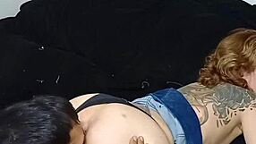 fodendo meu meio-irmão na sala enquanto família cozinha ao lado
