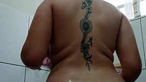 Dialogic toda molhadinha no banho com brinquedo na buceta e cuzinho bem gostoso