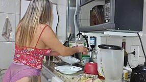 Minha tia gostosa na cozinha - resisto ou fodo esse cu agora?!