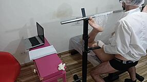 Naughty Gynecologist Probes Young Novinha? 