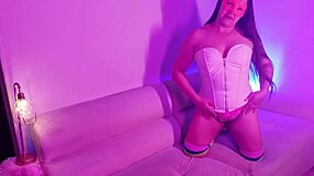 Esta camarera del bar se deja follar duro por dinero en habitacion oculta