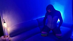 Esta camarera del bar se deja follar duro por dinero en habitacion oculta