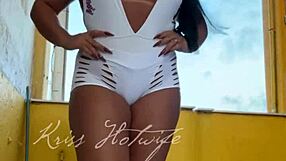 i-i showed my gym friend these new short shorts... big cameltoe showin