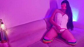 Esta camarera del bar se deja follar duro por dinero en habitacion oculta