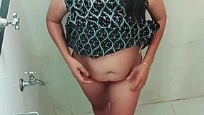 en la ducha masturbando mi cuerpo natural latina... que rico!