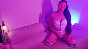 Esta camarera del bar se deja follar duro por dinero en habitacion oculta