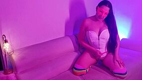 Esta camarera del bar se deja follar duro por dinero en habitacion oculta