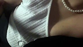 madrastra latina te seduce con su coño apretado para follarte toda la noche...