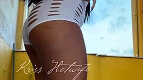 i-i showed my gym friend these new short shorts... big cameltoe showin