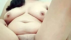 en la ducha masturbando mi cuerpo natural latina... que rico!