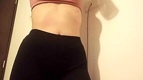 Tímida Ninfómana Masturba Coño Saliendo Líquido Blanco