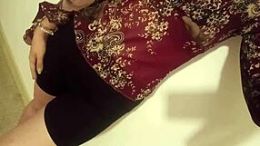 Tímida Ninfómana Masturba Coño Saliendo Líquido Blanco