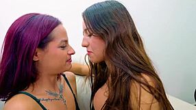 você quer ver o marido da minha amiga foder nós duas no cu gozando tudo e eu lambendo?