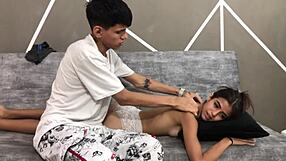 Dulce, ven a casa y chupame el culo despues del trabajo. Fantasia completa con hijastra pequena sexy.