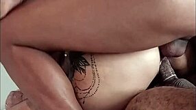 minha esposa novinha ta gemendo com dupla penetracao dos amigos do corno no cuzinho e buceta