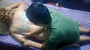 ¿Quieres ver como le hago masaje con aceite a esta pareja en tanga?