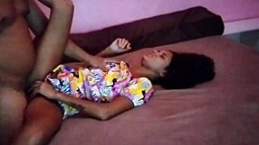 Assistindo desenho com enteada enquanto esposa trabalha mas fodo ela