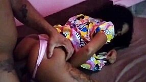 Assistindo desenho com enteada enquanto esposa trabalha mas fodo ela