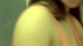 secret upskirt peek at 23yo spanish girl's skirt descuido