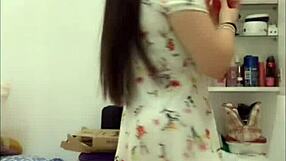 secret upskirt peek at 23yo spanish girl's skirt descuido