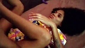 Assistindo desenho com enteada enquanto esposa trabalha mas fodo ela