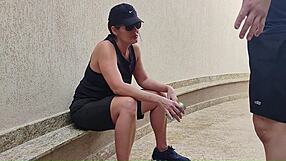 Sapatão Chokes on Boquete Before Reluctant Buceta Pounding