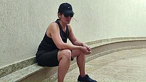 Sapatão Chokes on Boquete Before Reluctant Buceta Pounding