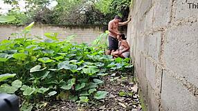 casi nos pillan follando a la vecina mexicana en el parque al aire libre