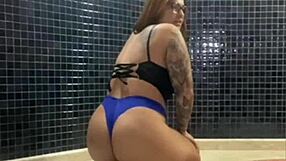 Eu e minha amiga loira provocamos o fotógrafo até ele nos foder no pool!