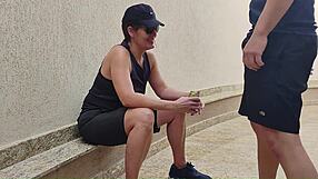 Sapatão Chokes on Boquete Before Reluctant Buceta Pounding