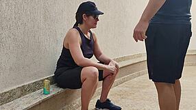 Sapatão Chokes on Boquete Before Reluctant Buceta Pounding