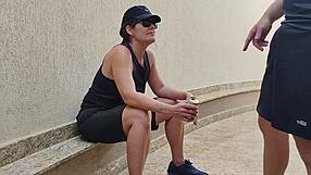 Sapatão Chokes on Boquete Before Reluctant Buceta Pounding