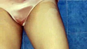 olha essa vizinha gostosa dançando com lingerie e panties, enfiando dildo no cuzinho dela