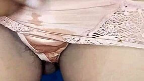olha essa vizinha gostosa dançando com lingerie e panties, enfiando dildo no cuzinho dela