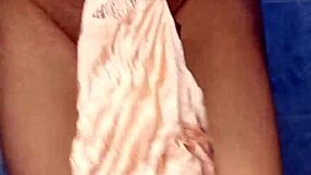 olha essa vizinha gostosa dançando com lingerie e panties, enfiando dildo no cuzinho dela