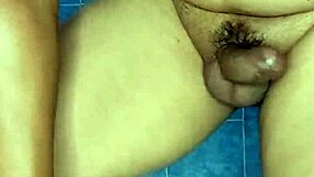 olha essa vizinha gostosa dançando com lingerie e panties, enfiando dildo no cuzinho dela