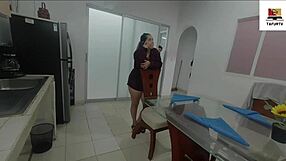 mi hijastra lesbiana entra a mi habitacion chupandome el coño rico hasta squirt