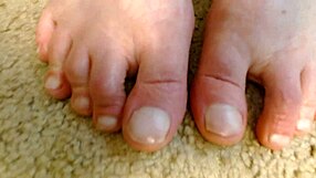 oh damn, dawnskye1962's flat feet in pantyhose look so sexy bare too!!