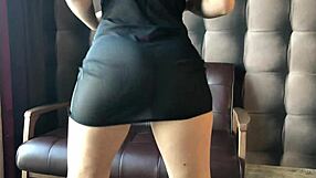 big ass twerks hard in tight skirt