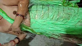 sasur sneaks into bathroom for quick bahu fun and steamy session